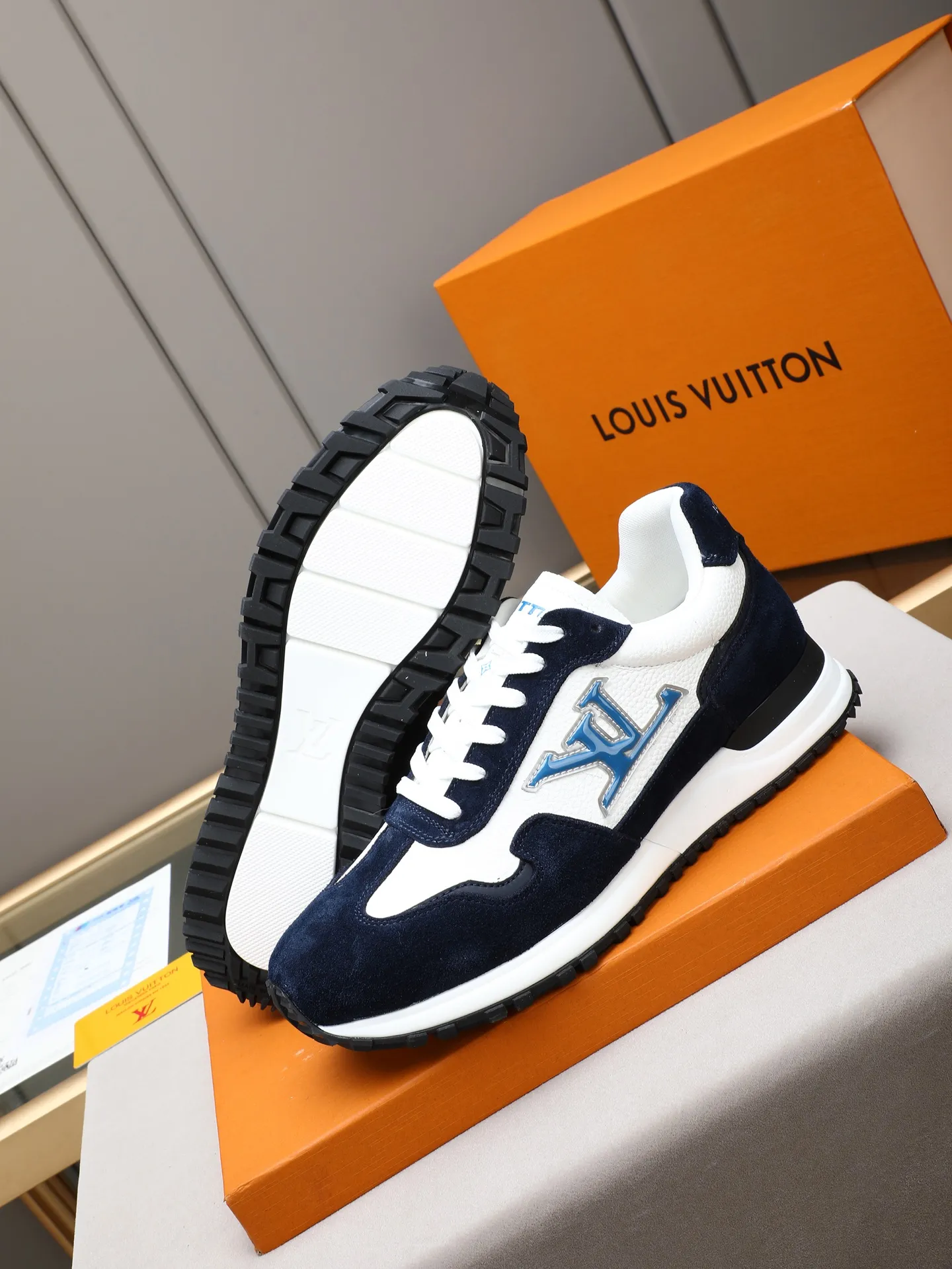 PP600 Louis Vuitton LV Run Men's Sports Shoes LV Run men's sports shoes are made of cowhide leather, low-key and luxurious. The tongue and heel are embellished with classic logos, giving it a full sense of hierarchy. The rubber sole has strong grip and wear resistance, suitable for daily wear or light sports scenes, and has a full sense of quality🎬size: 39-44 (customized at 38.45.46)